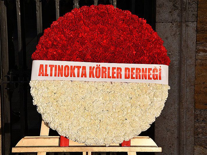 Resimde anaıtkabire bırakılan bir çelenk mevcut